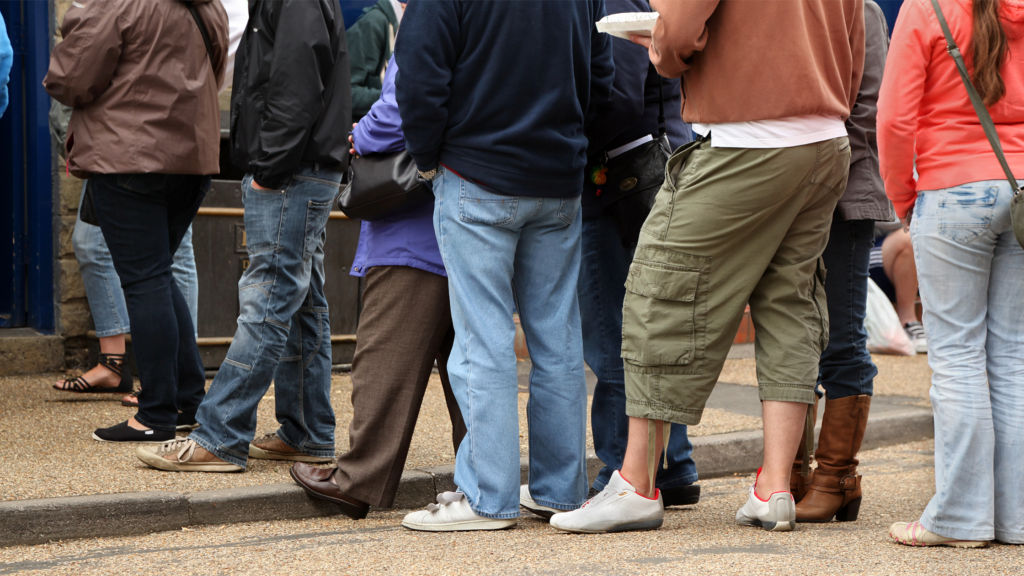 Retail scheduling reduces queueing