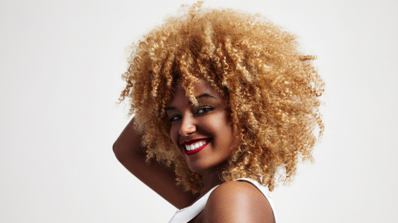 tendências de beleza de 2021 cabelo natural