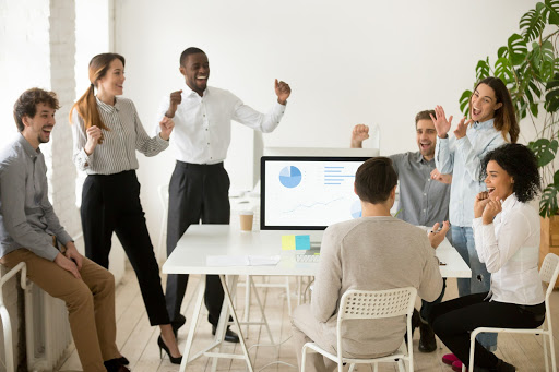 personnel motivé célébrant une victoire d'équipe.