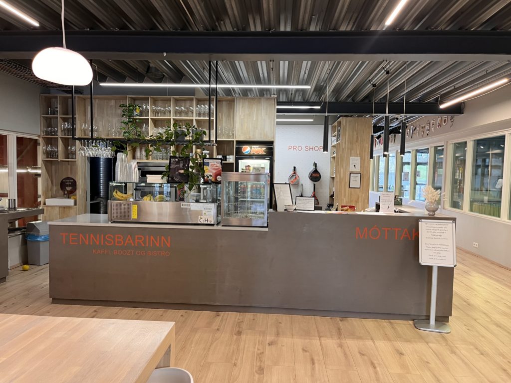 The social area in the tennis hall at Tennishöllin