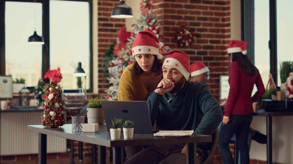 Noël au bureau en travaillant