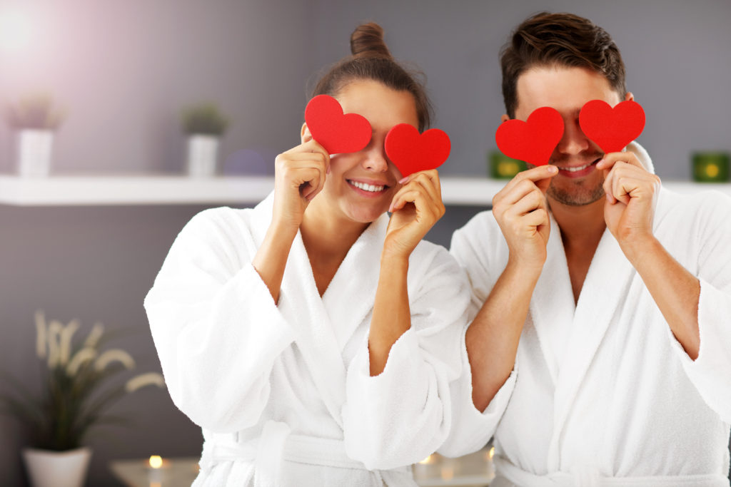 Photo d'un couple d'adultes heureux se relaxant dans un salon de spa