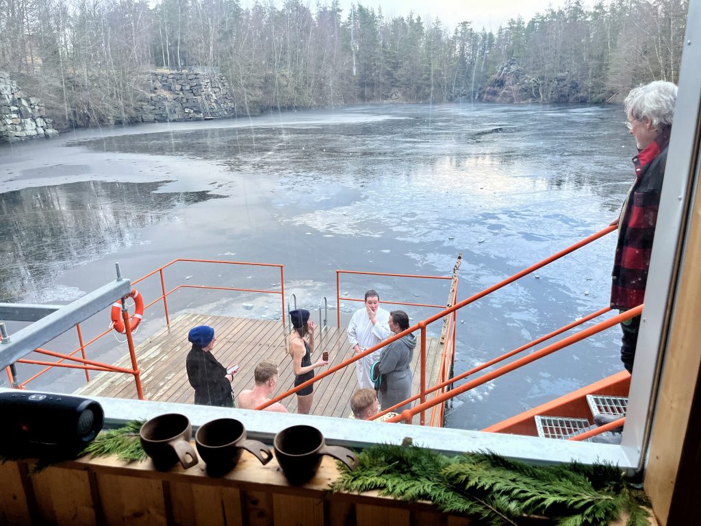 Die Mitglieder der Sauna-Gemeinschaft Gylsboda Kallbadhus versammelten sich auf einer Plattform an einem teilweise zugefrorenen See, um ein Winterbad zu nehmen.
